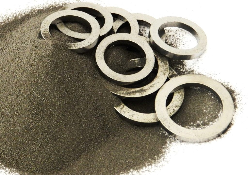 Proszki metali i elementy w kształcie pierścieni, otrzymane metodą konwencjonalnej metalurgii proszków