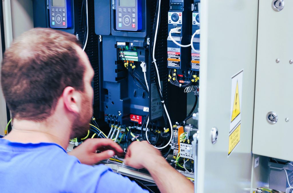 Mężczyzna przeprowadzający przegląd instalacji elektrycznej pociągu