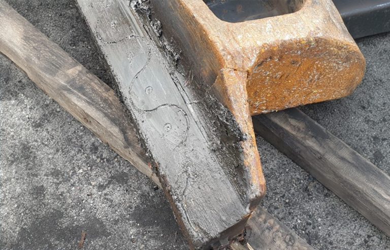 Element metalowy z widocznym pęknięciem, Zbliżenie na przełom zmęczeniowy elementu konstrukcyjnego ze śladami korozji