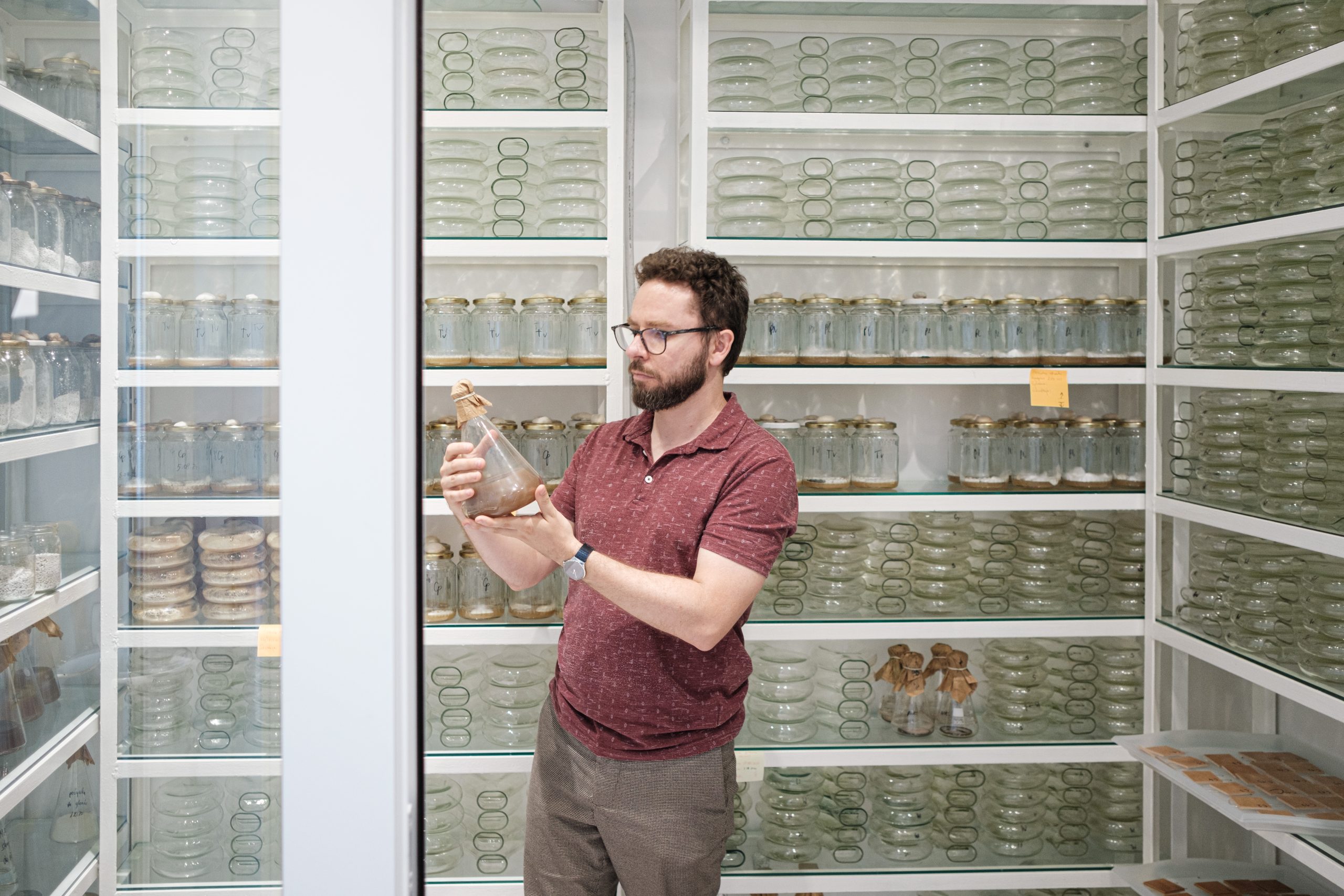 Mateusz Sydow z próbkami mikroorganizmów