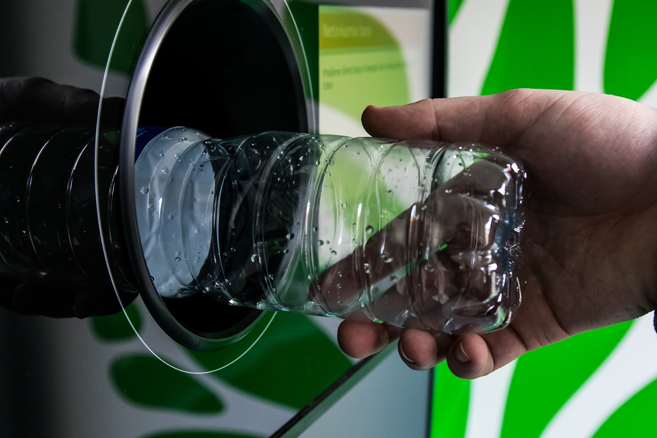 plastikowa butelka wrzucana do recyklomatu