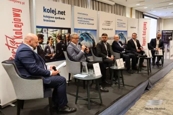 Uczestnicy konferencji „KOLEJ WODOROWA” HYDROGEN4RAIL – FUTURE OF TRANSPORT podczas panelu dyskusyjnego