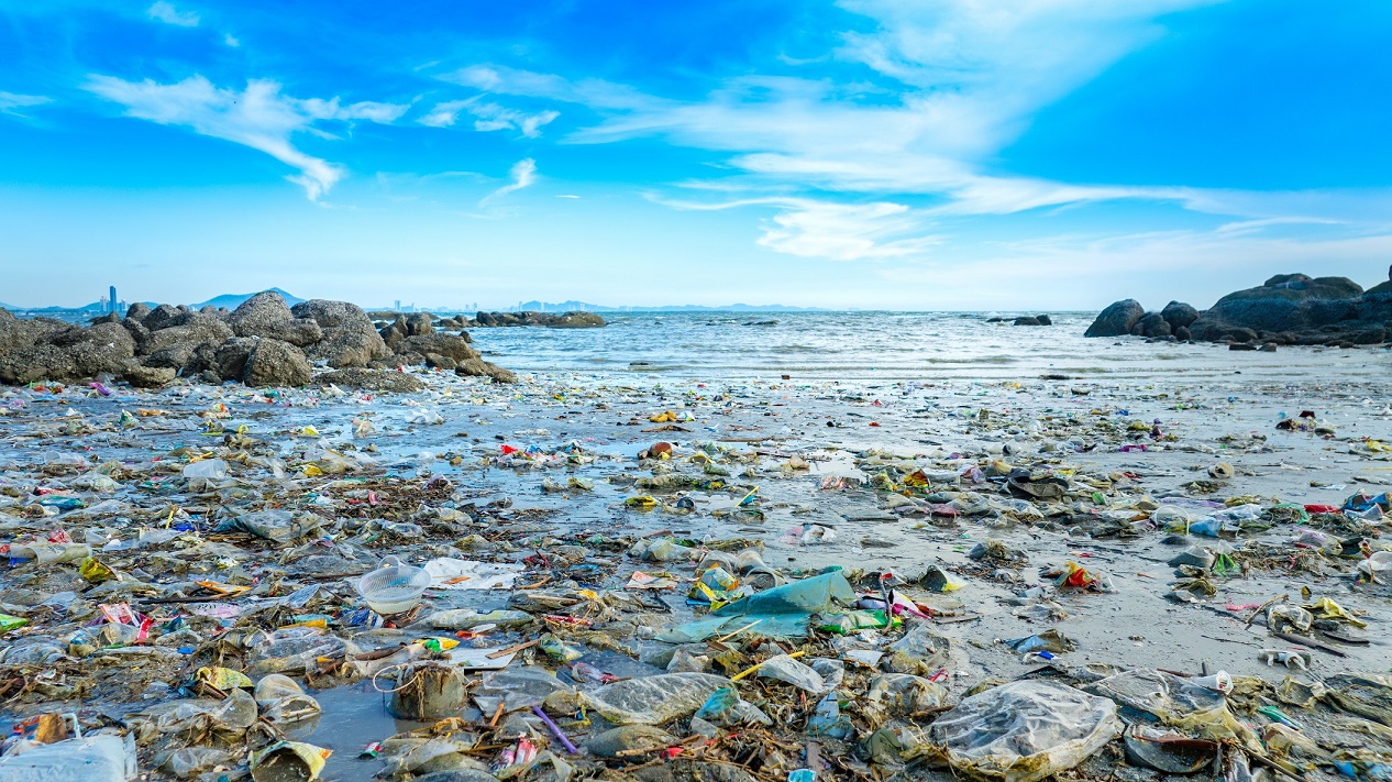 plastikowe śmieci pływające w morzu