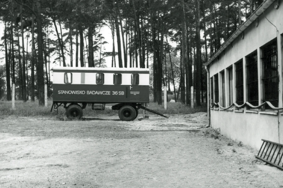 stary wagon kolejowy z napisem stanowisko badawcze, zdjęcie archiwalne