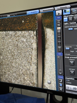 Widok komputera z badaniem materiału pod mikroskopem