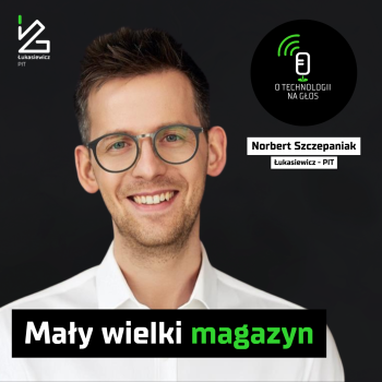 Na zdjęciu Norbert Szczepaniak i tytuł podcastu, w którym bierze udział - "Mały wielki magazyn"