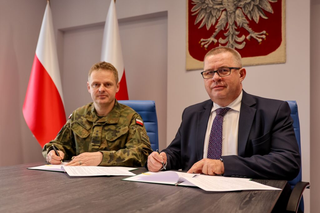 Rafał Cichy oraz Paweł Sweklej podpisują porozumienie