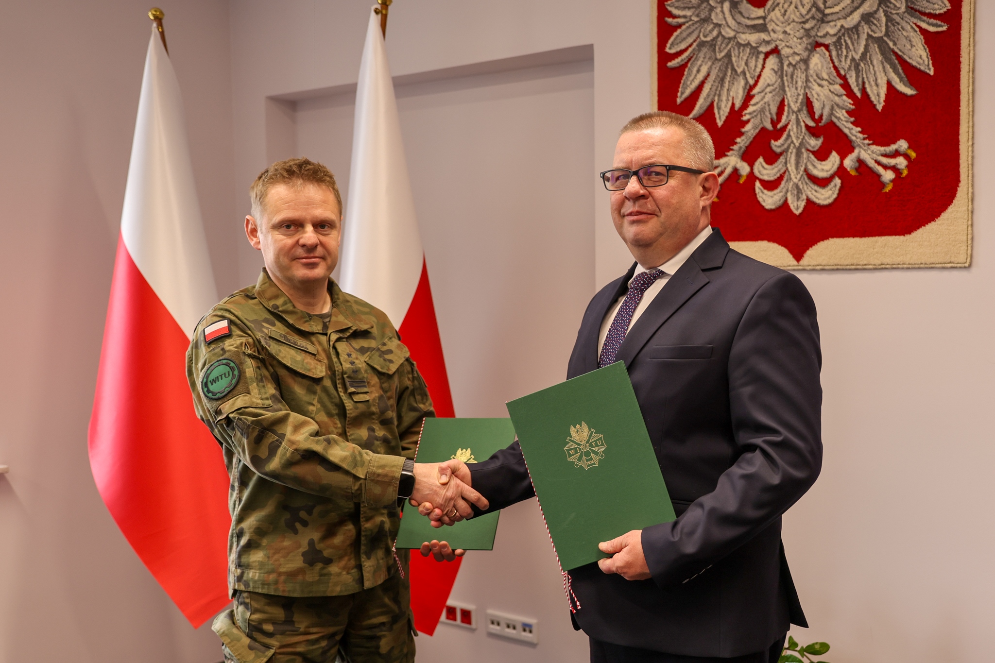 Rafał Cichy oraz Paweł Sweklej podczas uścisku dłoni