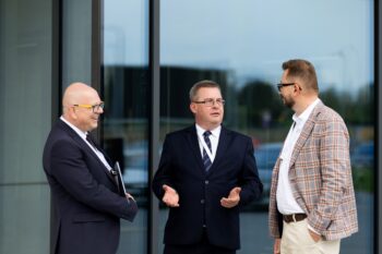 Trzech mężczyzn rozmawiających ze sobą