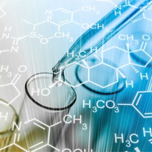 Szklane probówki i pipeta na tle wzorów strukturalnych cząsteczek związków chemicznych, reprezentujące badania chemiczne drewna i materiałów drzewnych