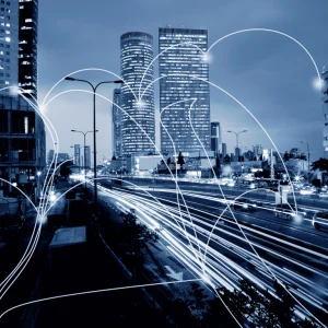 nowoczesna-mobilność_1 Wstęgi świetlne, w tle panorama wielkiego miasta nocą